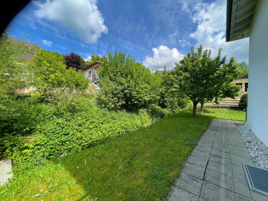 Hinter dem Haus Grundstück