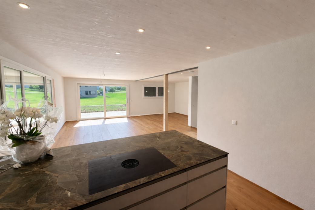 Moderne Küche mit Orchideen und viel Licht (1)